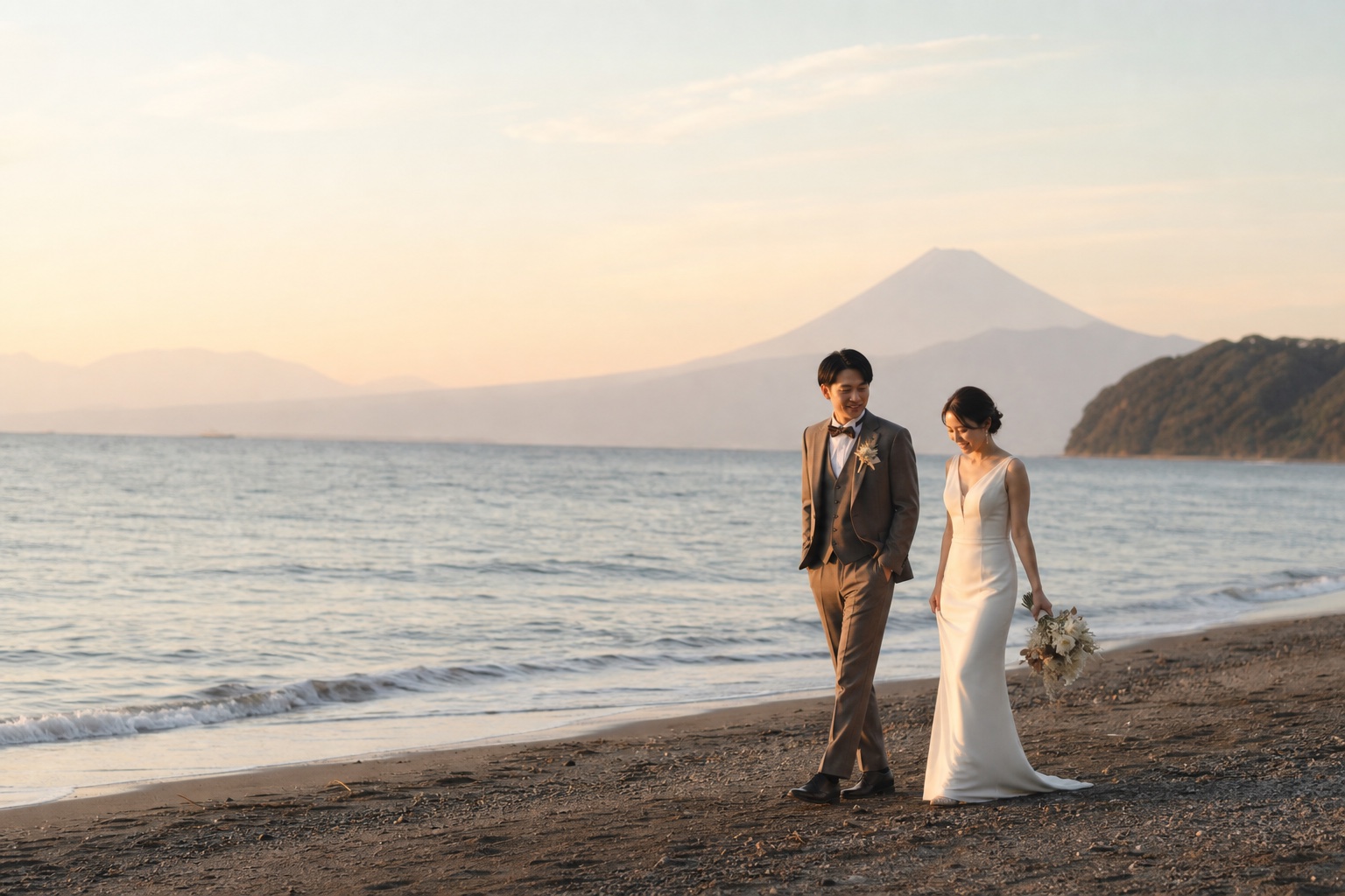 静岡の海辺と富士山を背景に歩く新郎新婦